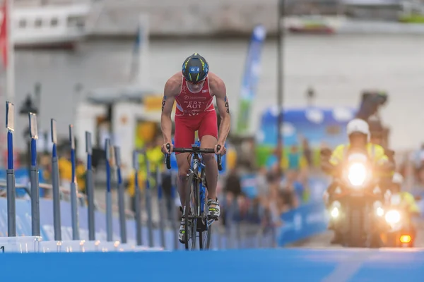 Ciclismo Lukas Pertl (AUT) a contraluz en el Triatlón de la UIT para hombre —  Fotos de Stock