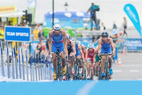 Aurelien Raphael (Fra) bisiklet bir grup önünde