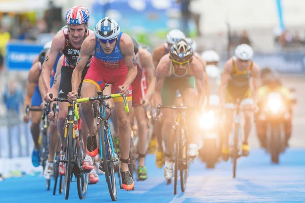 Fernando Alarza (ESP) em frente a Alistair Brownlee no cicli — Fotografia de Stock