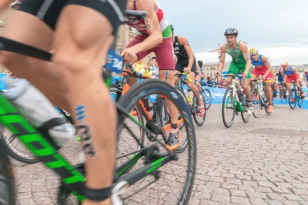 劳伦斯·法努斯（Jor）在男子伊图铁人三项赛的自行车比赛中 — 图库照片