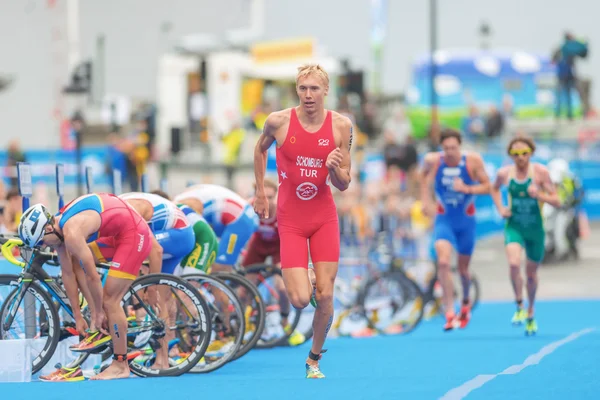 Jonas Schomburg (TUR) après la transition vers la course chez les hommes — Photo