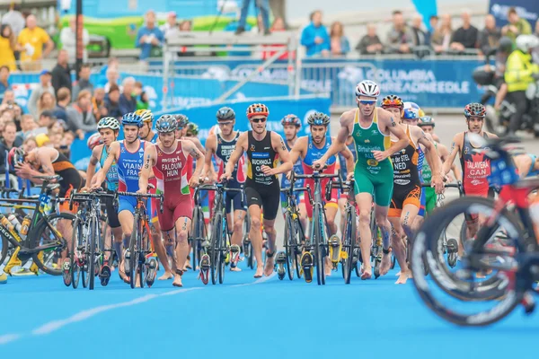 Groep van triatleten in de overgang naar hardlopen op de mens het — Stockfoto