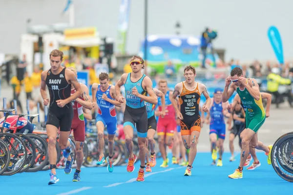 Colorful runners at the transition to running at the Mens ITU Tr — Stock Photo, Image