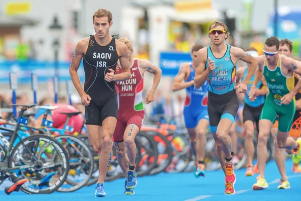 Coureurs colorés à la transition vers la course à pied à l'UIT Hommes Tr — Photo