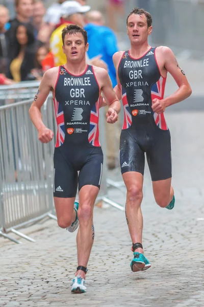 Brownlee brothers running at the cobblestones in the old town an — Stock Photo, Image