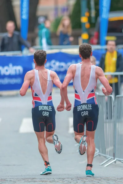 The back of the Brownlee brothers running at the cobblestones in — Stock Photo, Image