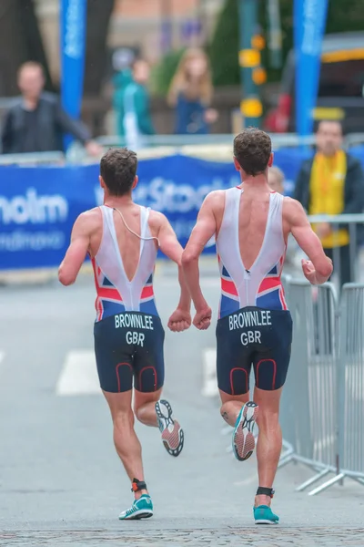 Le dos des frères Brownlee courant aux pavés à — Photo