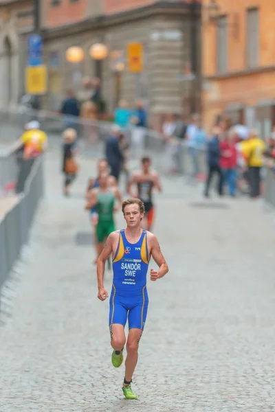 Gabriel Sandor corriendo en los adoquines en el casco antiguo en th —  Fotos de Stock