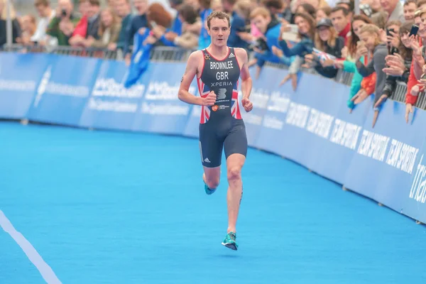 Winner Alistair Brownlee running to the finish line at the Mens — Stock Photo, Image