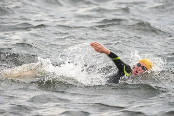 Réchauffement ramper dans l'eau avant le départ à Women ITU Triathlo — Photo