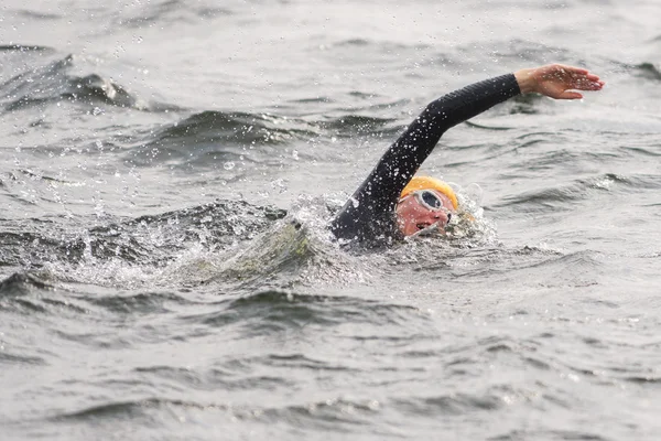 Laura Lindemann (GER) faisant un échauffement ramper dans l'eau avant t — Photo