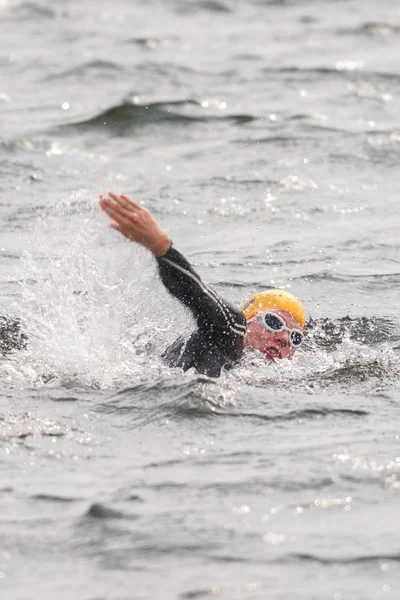 Laura Lindemann (GER) haciendo un rastreo warmup en el agua antes de t —  Fotos de Stock