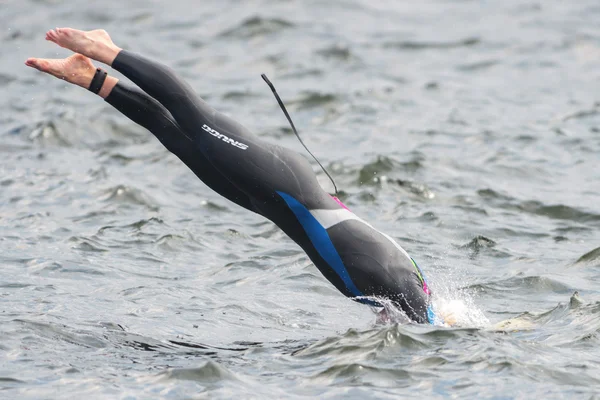 WarmUp dyk innan starten på kvinnor Itu Triathlon evenemang i Sto — Stockfoto