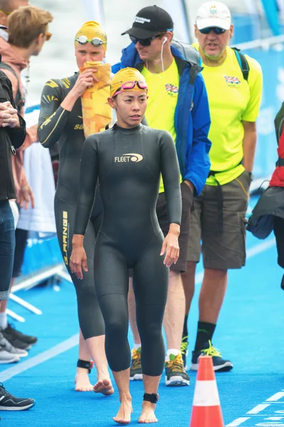 Asian triathlete przed rozpoczęciem w przypadku kobiet ITU Triathlon i — Zdjęcie stockowe