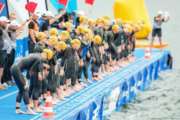 Start van de vrouwen ITU Triathlon event in Stockholm met de swi — Stockfoto