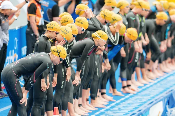 Start van de vrouwen ITU Triathlon event in Stockholm met de swi — Stockfoto