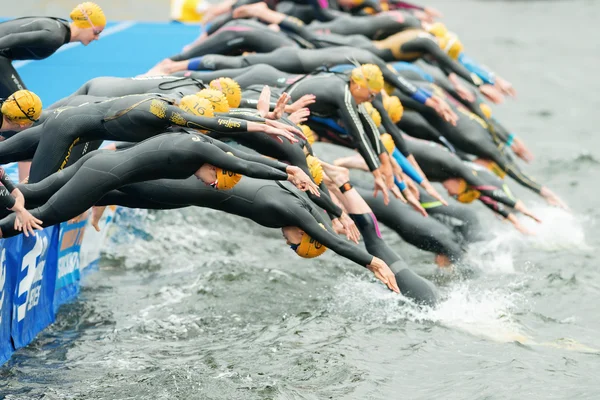 After the start of the Women ITU Triathlon event in Stockholm wi — Stock Photo, Image