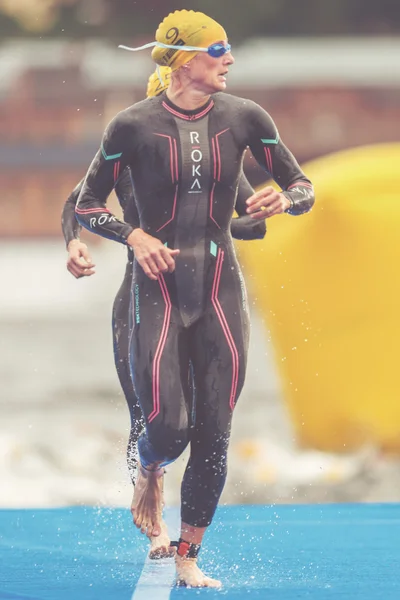 Katie Zaferes (USA) po pierwszym okrążeniu pływania w w — Zdjęcie stockowe