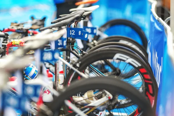 Detalles de las bicicletas en la bikestand en la zona de transición en el —  Fotos de Stock