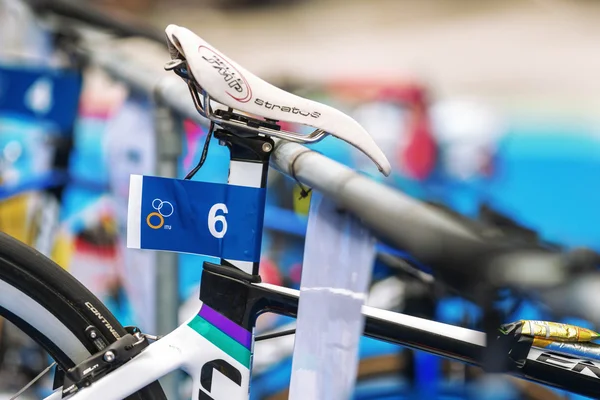 Detalles de las bicicletas en la bikestand en la zona de transición en el —  Fotos de Stock