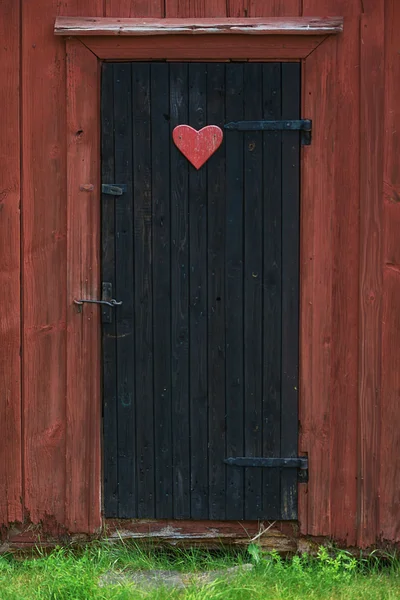 Traditional vintage restroom or lavatory outside with a heart si — Stock Photo, Image