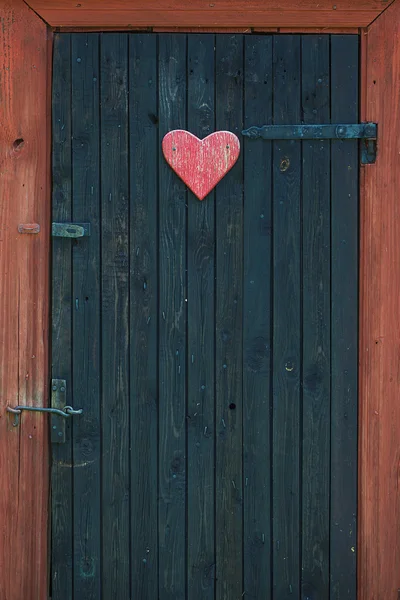 Traditional vintage restroom or lavatory outside with a heart si — Stock Photo, Image