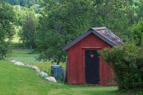 Traditional vintage restroom or lavatory outside with a heart si — Stock Photo, Image