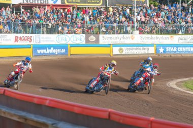 Rospiggarna ve Lejo arasındaki ikinci virajda Speedway yarışçılar