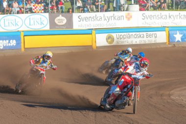 Rospiggarna ve Lejo arasındaki ikinci virajda Speedway yarışçılar