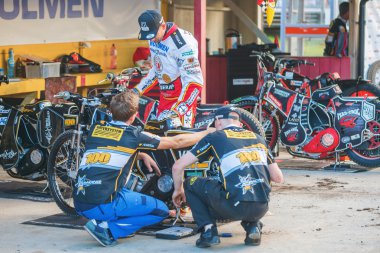 Rospiggarna arasında yarış otomobil yarışçısı Pitstop görüntüleri ve 