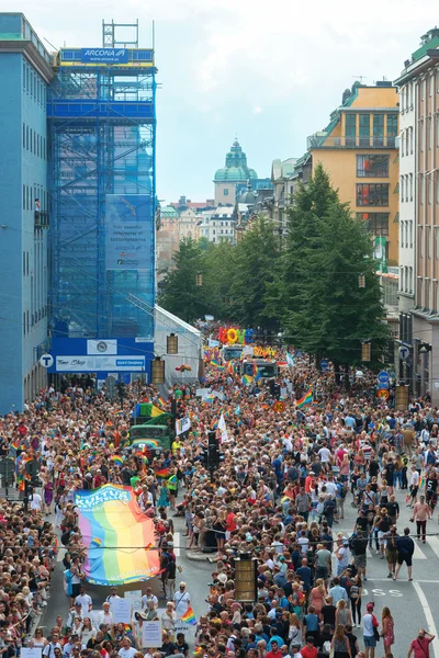 Desfile del orgullo en Estocolmo y el desfile en Kungsgatan — Foto de Stock