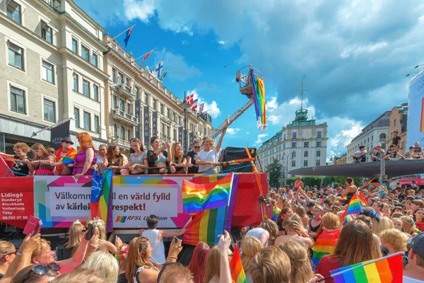 Défilé de la fierté à Stockholm et le défilé en cours Stureplan — Photo