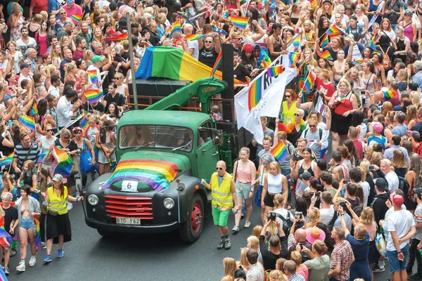 Pride parade v Stockholmu a průvod na Kungsgatan — Stock fotografie