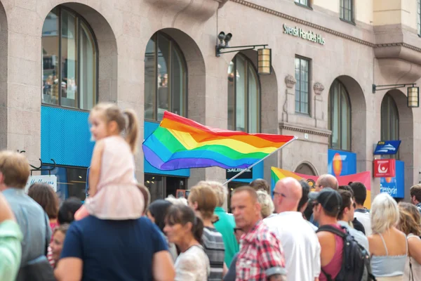Parada de orgulho em Estocolmo e o desfile que vai em Kungsgatan — Fotografia de Stock