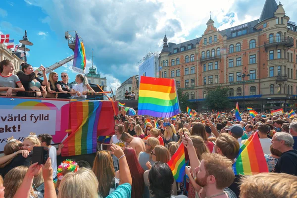 Pride-paraden i Stockholm och paraden gå igenom Stureplan — Stockfoto