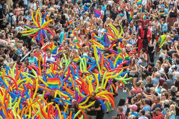 Desfile del orgullo en Estocolmo y el desfile en Kungsgatan —  Fotos de Stock