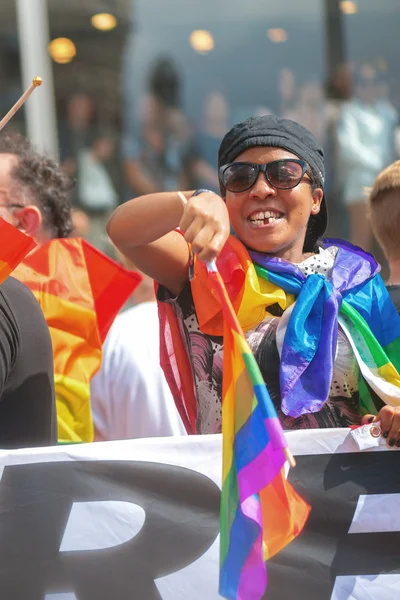 Pride parade in Stockholm en de parade gaat thru b-l Stureplan — Stockfoto