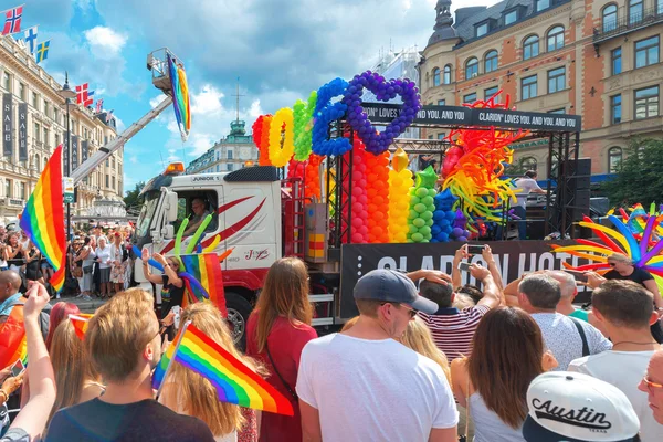 Défilé de la fierté à Stockholm et le défilé en cours Stureplan — Photo