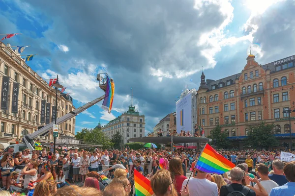 Pride-paraden i Stockholm och paraden gå igenom Stureplan — Stockfoto