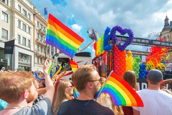 Pride parade in Stockholm en de parade gaat thru b-l Stureplan — Stockfoto