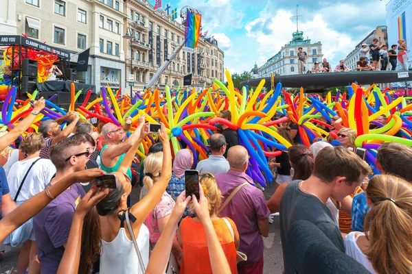 Desfile del orgullo en Estocolmo y el desfile a través de Stureplan — Foto de Stock