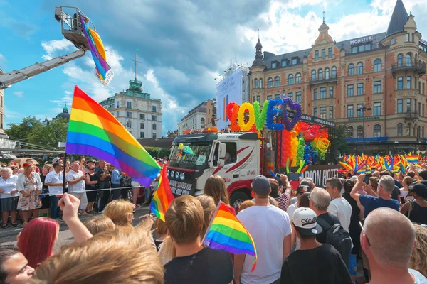 Pride-paraden i Stockholm och paraden gå igenom Stureplan — Stockfoto