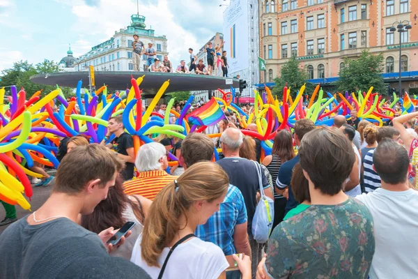 Défilé de la fierté à Stockholm et le défilé en cours Stureplan — Photo