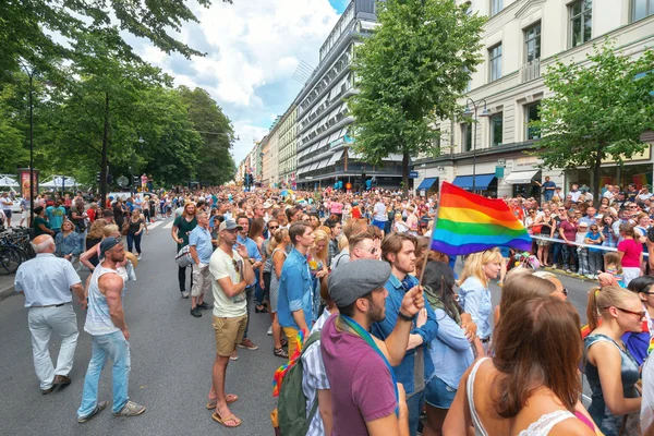 Pride-paraden i Stockholm och paraden går på Sturegatan — Stockfoto