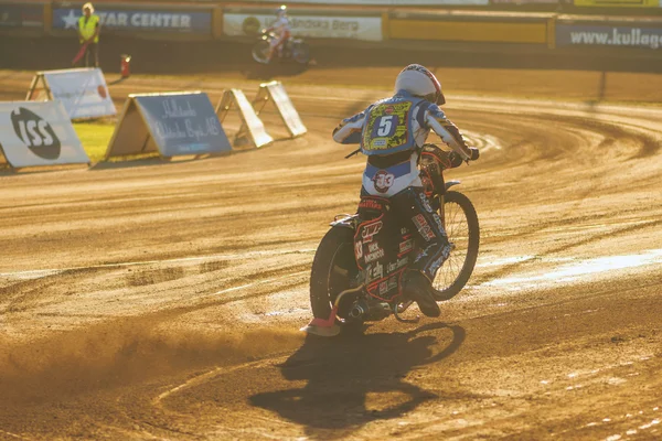 Samuel masters (lejonen) im warmen sonnenlicht auf dem speedway compet — Stockfoto