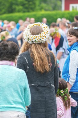 İnsanlar yaz direği etrafında dans ile kutluyor