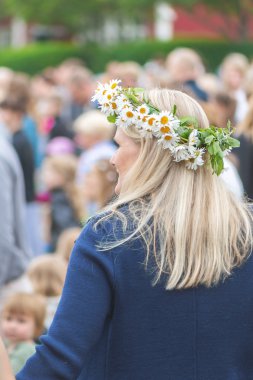 İnsanlar yaz direği etrafında dans ile kutluyor