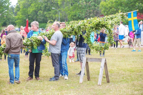 Rising of the traditional maypole — Stock Photo, Image