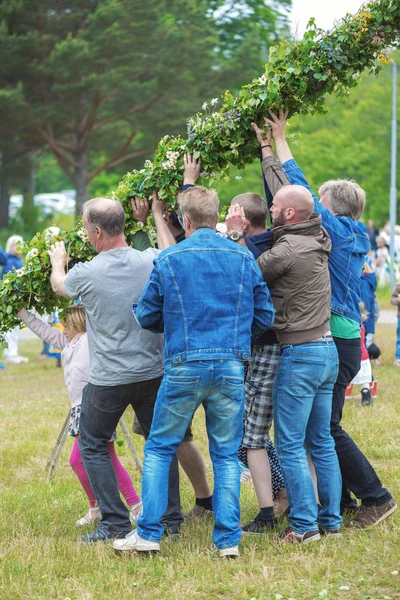 Rising of the traditional maypole — Stock Photo, Image