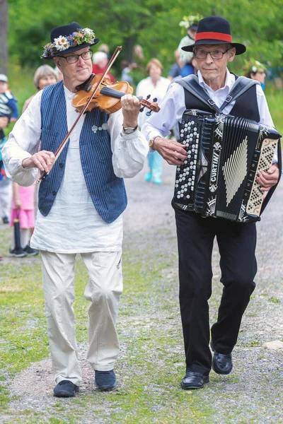 Traditionele muziek wordt gespeeld met viool en accordeon — Stockfoto